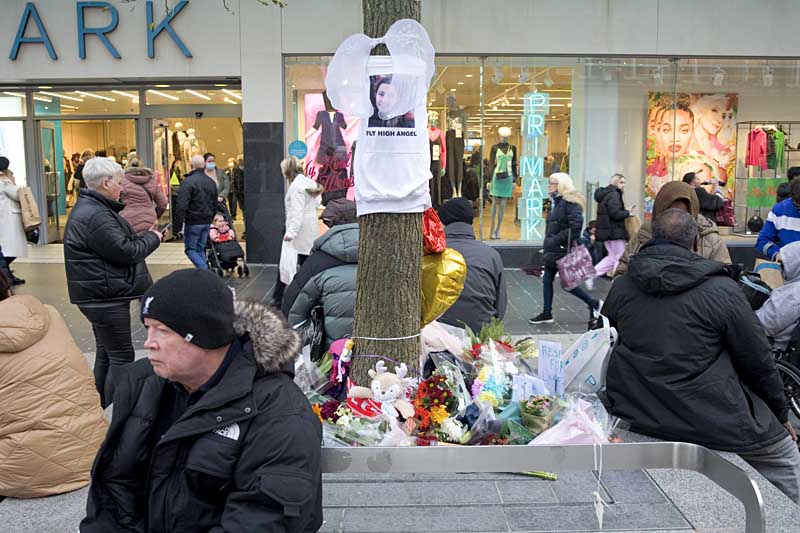 Homenaje a una niña apuñalada por un adolescente acompañado de tres amigos en pleno centro comercial, Liverpool, UK.